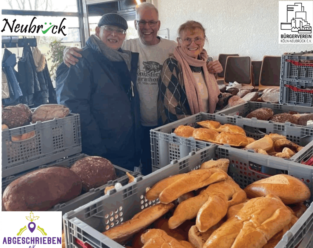 das Bild zeigt drei Personen mit Kisten voller Backwaren